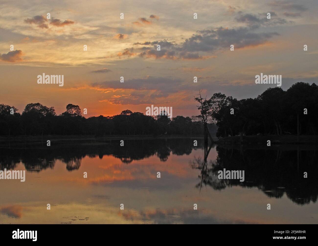 Sonnenuntergang über dem See Angkor Wat, Siem Reap, Kambodscha Januar Stockfoto