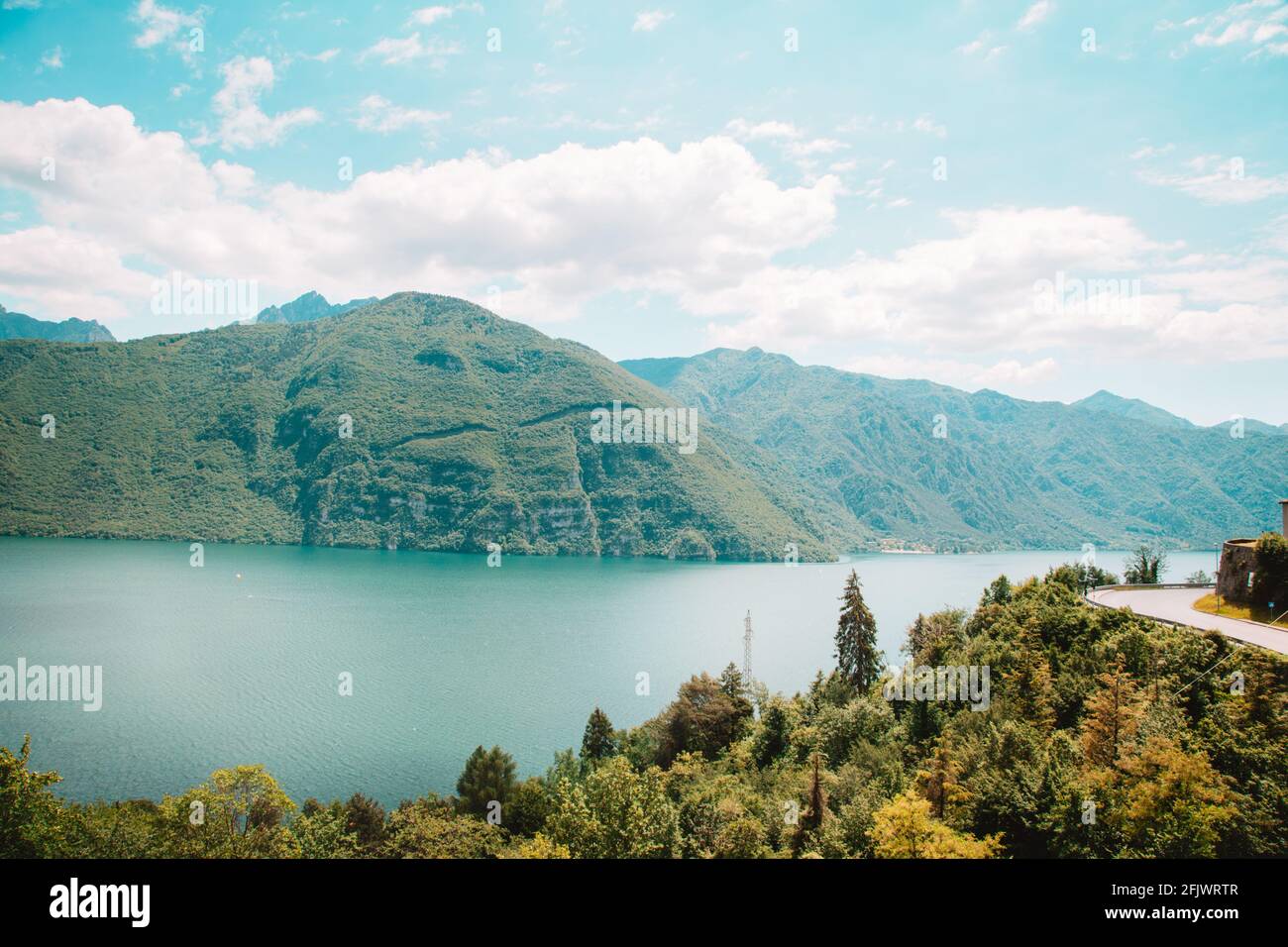 Blick über das Dorf Anfo am Idrosee, Lombardei, Italien an sonnigen Sommertagen. Kopierbereich, Softfokus. Konzept der Sommerzeit. Stockfoto
