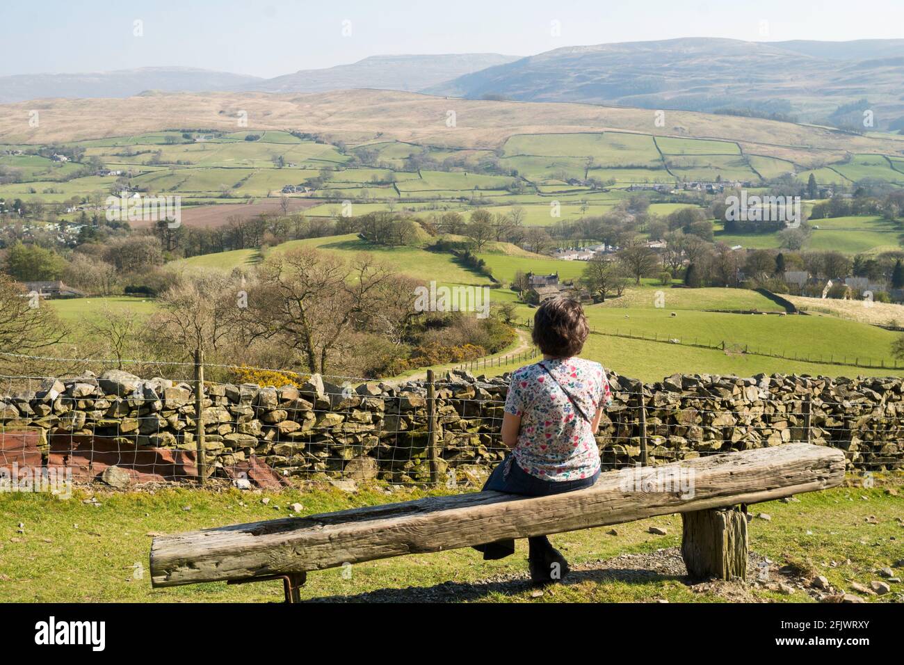 Frau, die in Cumbria, England, über Sedburgh hinunterblickt Stockfoto