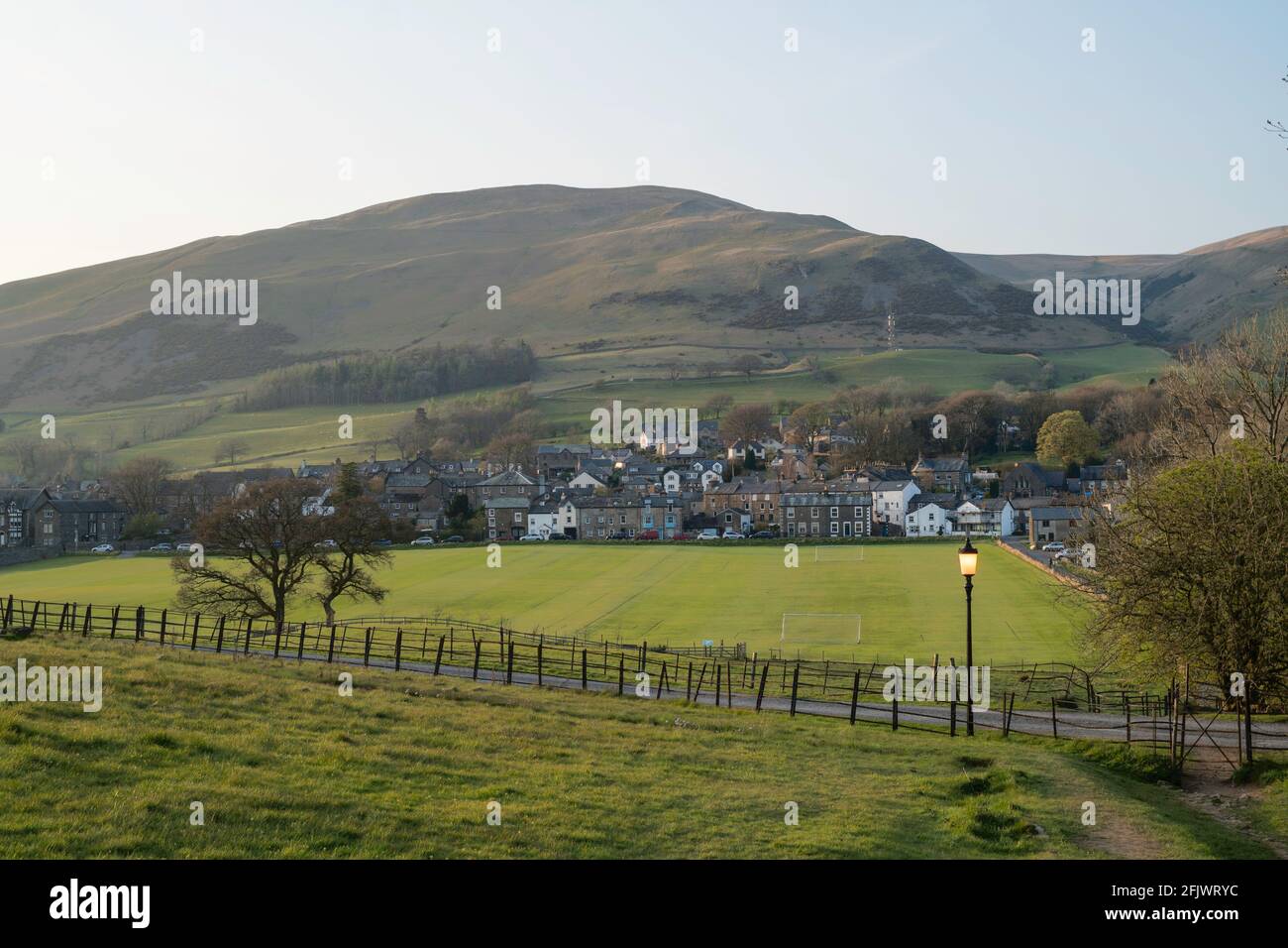 Blick am frühen Abend über die Spielfelder der Sedburgh School in Richtung der Stadt in Cumbria, England, Großbritannien Stockfoto