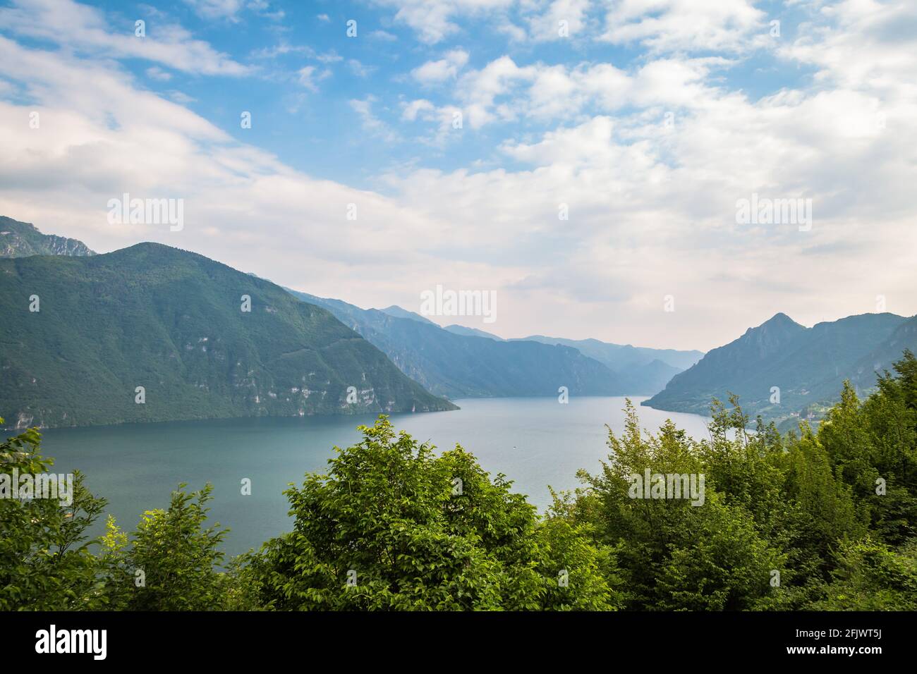 Blick über das Dorf Anfo am Idrosee, Lombardei, Italien an sonnigen Sommertagen. Kopierbereich, Softfokus. Konzept der Sommerzeit. Stockfoto
