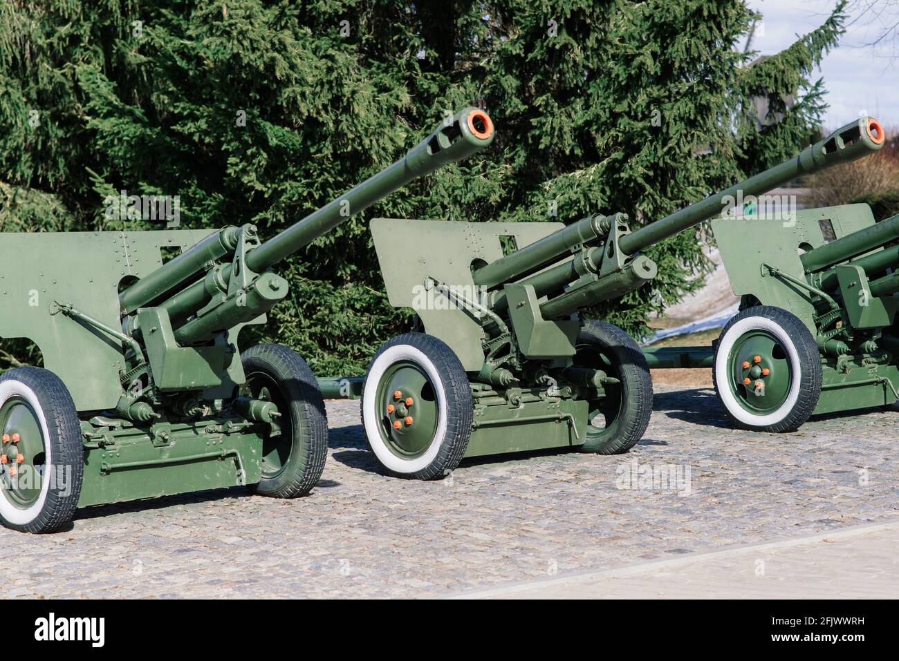 Blick auf die russischen Kanonen und Haubitzen im Park. Militärmuseum im Freien Stockfoto