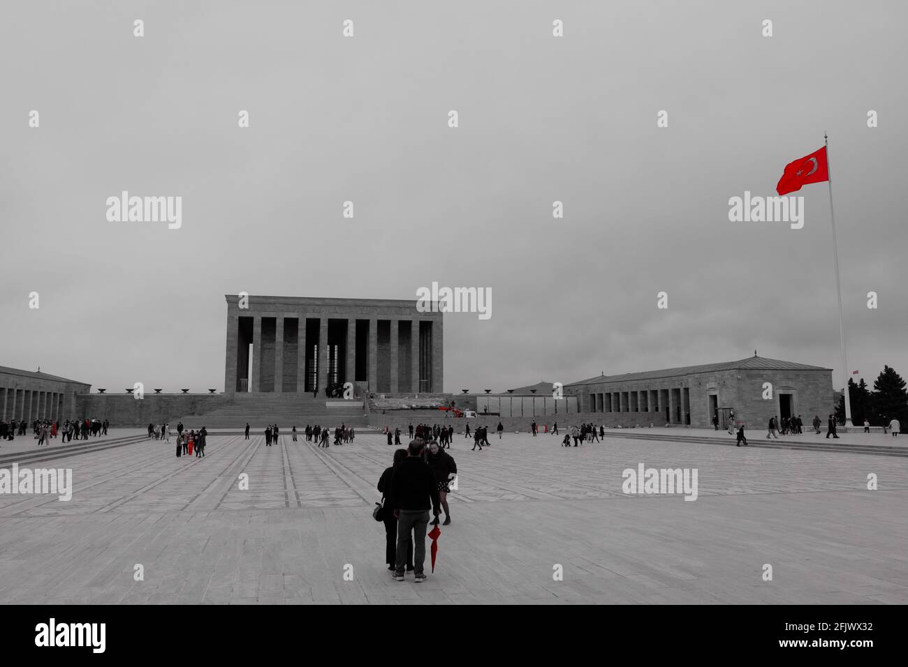 Haupthalle von Anıtkabir (Atatürk-Mausoleum) Monochrome mit rotem Farbfilter - Ankara Stockfoto
