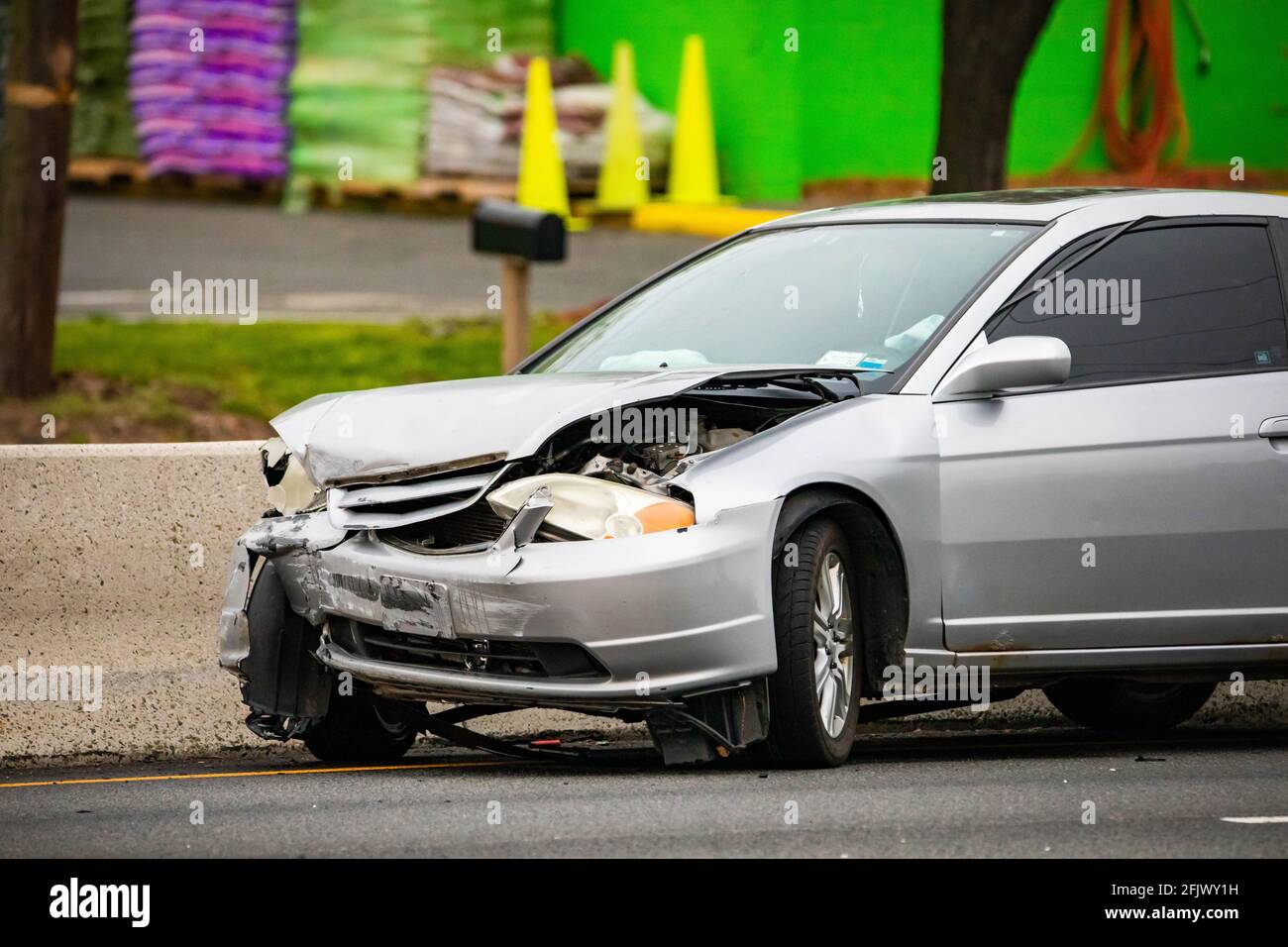 Die Vorderseite des Autos stürzte während eines Verkehrsunfalls auf der Autobahn ab Am Tag Stockfoto