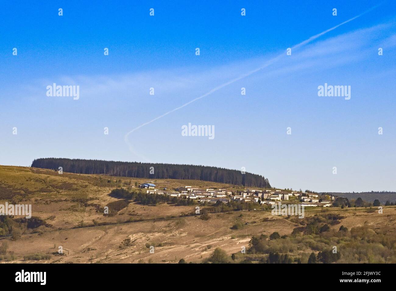 Penrhys, Rhondda Valley, Wales - April 2021: Weitwinkelansicht der Häuser auf dem Penrhys-Anwesen auf einem Berg im Rhondda-Tal Stockfoto