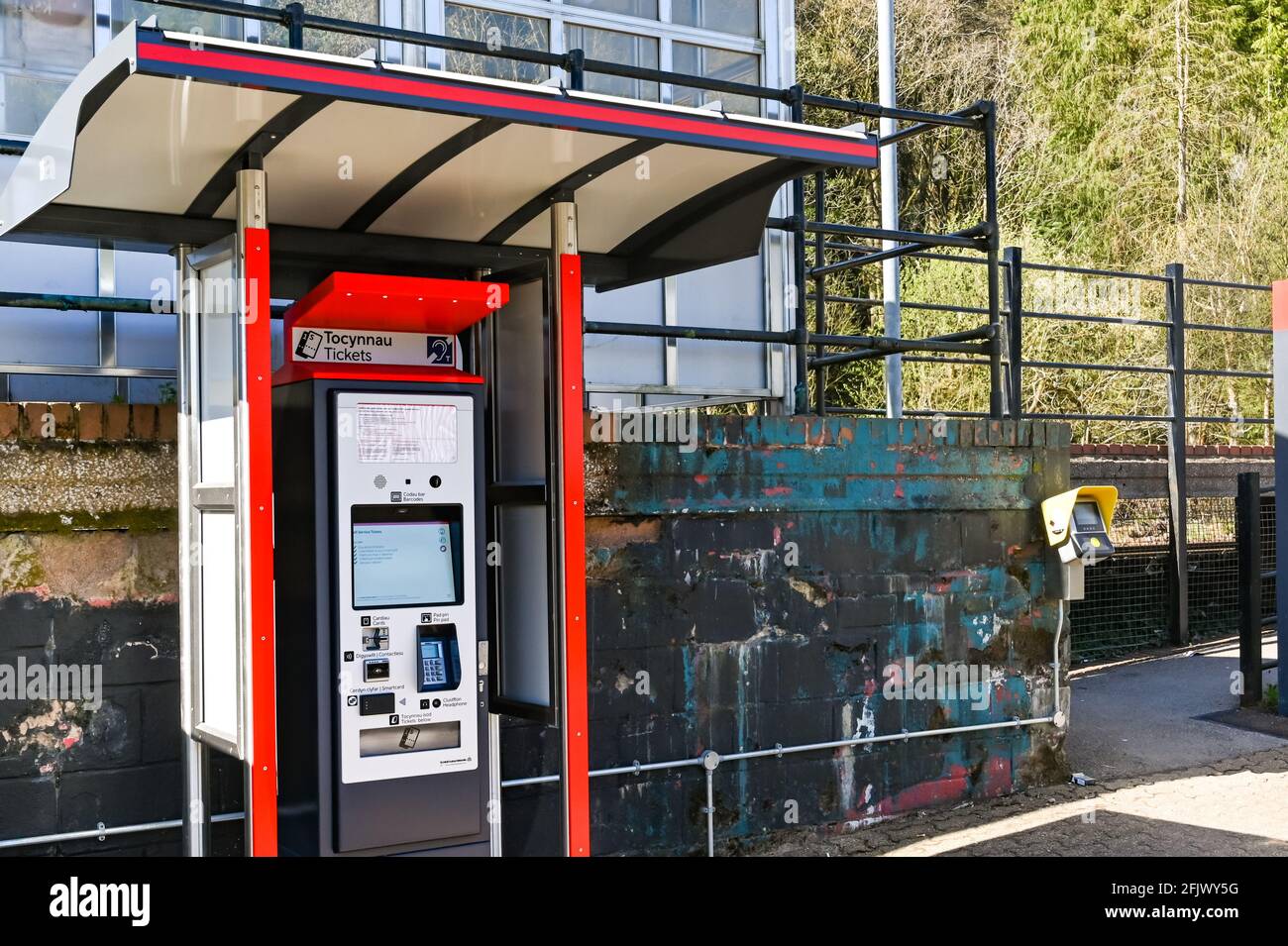 Ynyswen, Rhondda Valley, Wales - April 2021: Neuer Self-Service-Ticketautomat am unbemannten Bahnhof Ynyswen im Rhonddatal. Stockfoto