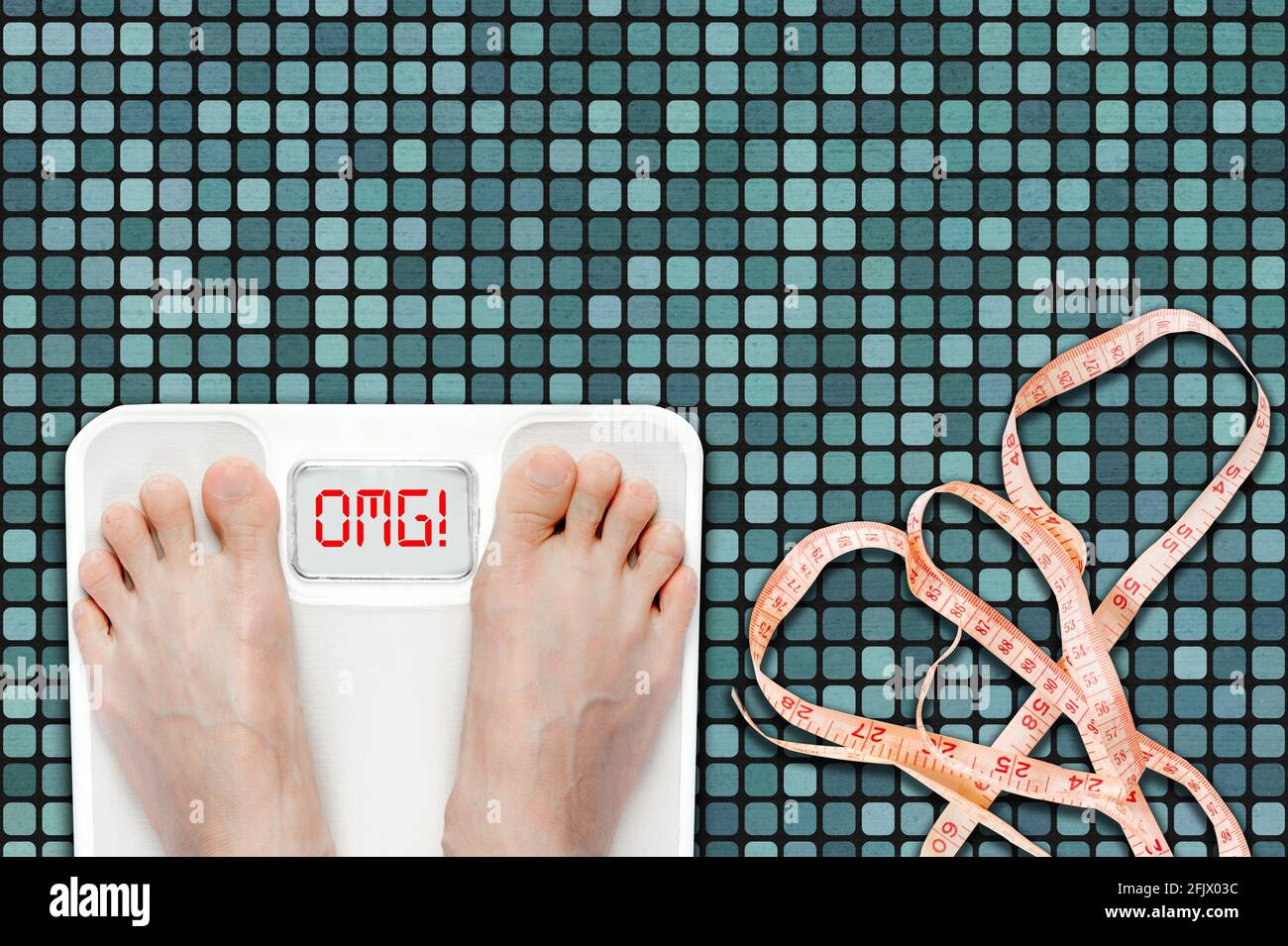 Frau auf Badezimmerwaage mit OMG-Nachricht. Konzept von Übergewicht, Adipositas oder ungesunder Lebensweise mit Maßband auf dem Badezimmerboden. Stockfoto