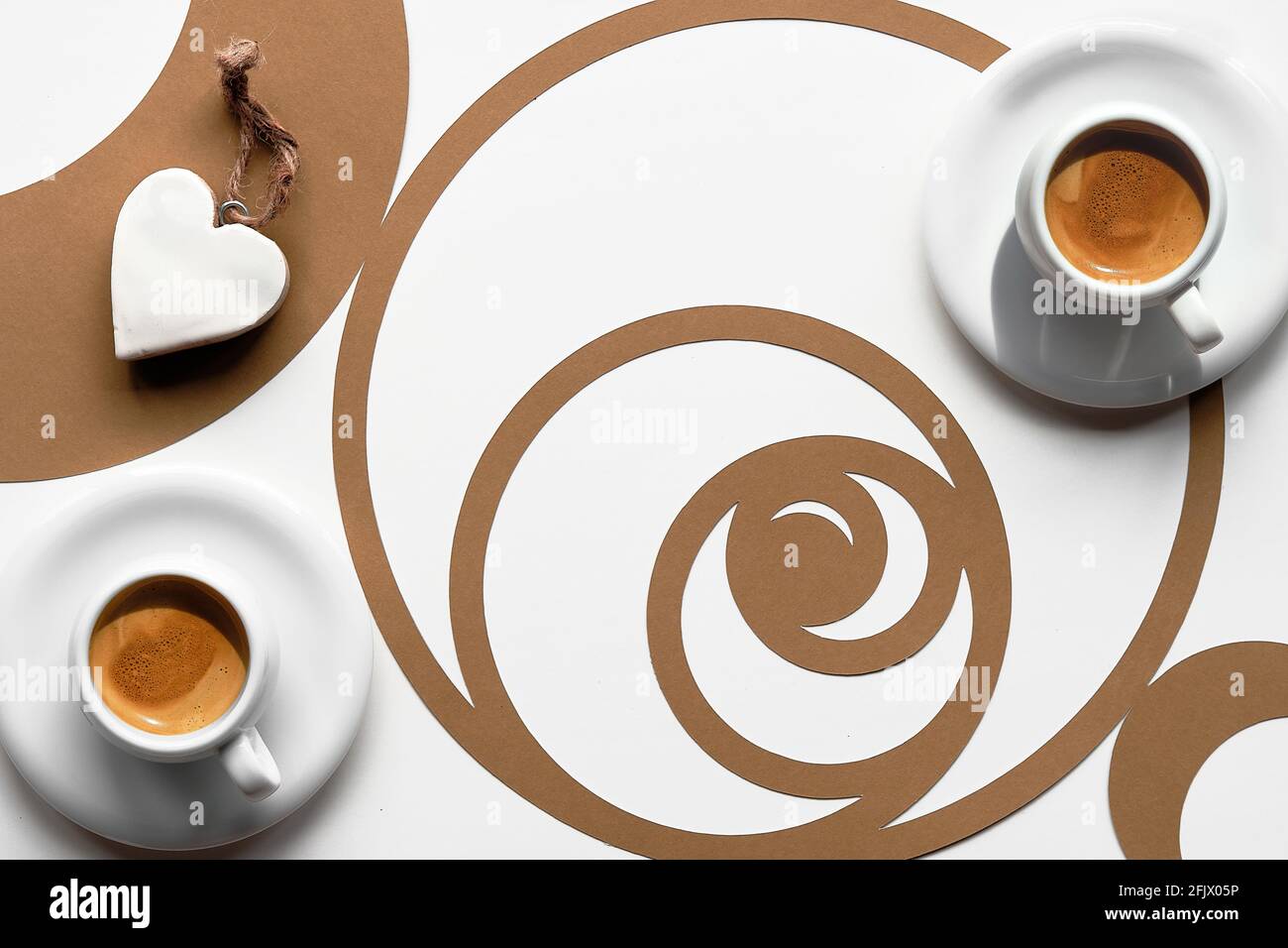 Kaffeetasse, Fibonacci-Sequenz Kreis mit Kaffeebohnen. Espresso, leckere Perfektion. Herzform. Golden Ratio Konzept, Papierkunst. Draufsicht, flach liegend Stockfoto