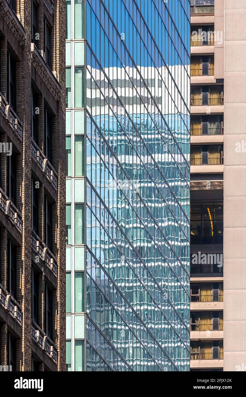 Ziegel, Glas und Stein schaffen ihre eigenen abstrakten Gitter in Midtown Manhattan. Stockfoto