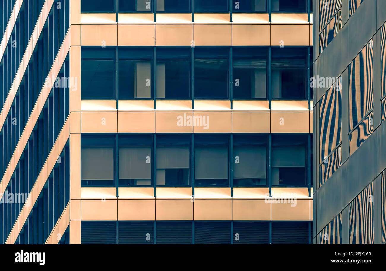 Glas- und Metallgittermuster aus Flachfenstern in den Bürohochhäusern von Manhattan, der 1180 und 1166 Avenue of the Americas. (Eingefärbt) Stockfoto