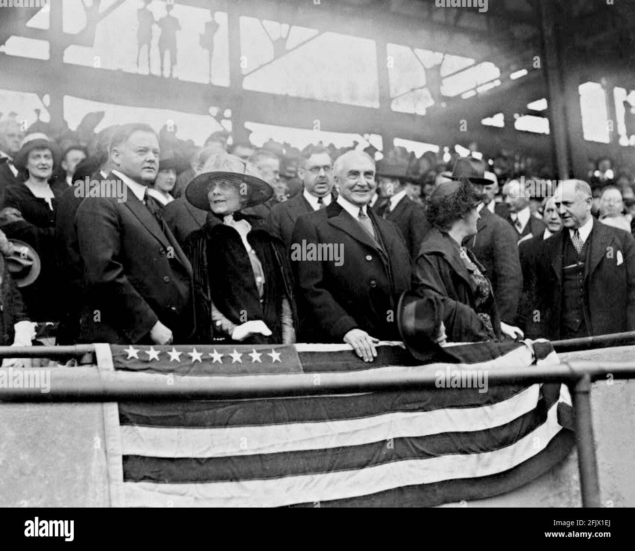 Herbert Hoover, 31. Präs. Der USA, Mrs Harding, Warren G. Harding, 29. Präs. Der USA, Mrs Hoover und H.M. Daugherty bei einem Baseballspiel, 1922. Stockfoto