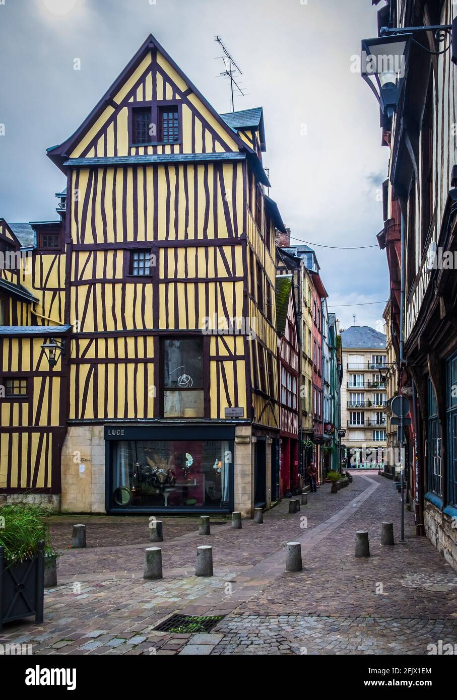 Rouen, Frankreich, Oktober 2020, Blick auf ein mittelalterliches Fachwerkhaus am Barthélemy-Platz, einem gepflasterten Platz in der Fußgängerzone der Stadt Stockfoto