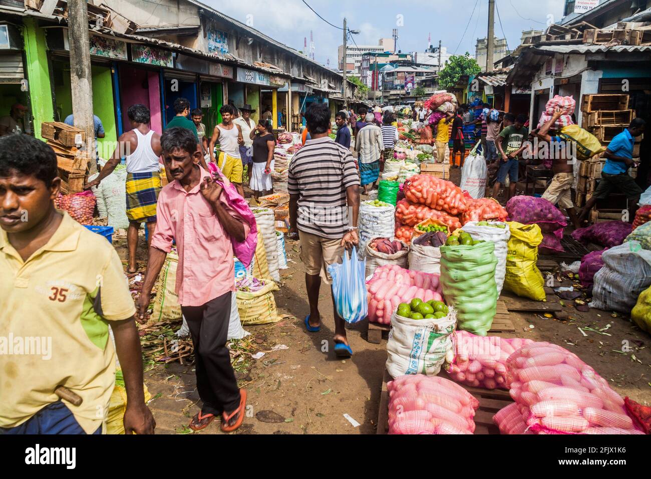 COLOMBO, SRI LANKA - 26. JULI 2016: Käufer und Verkäufer auf dem Manning Market in Colombo, Sri Lanka Stockfoto