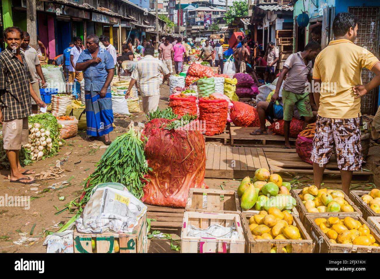 COLOMBO, SRI LANKA - 26. JULI 2016: Käufer und Verkäufer auf dem Manning Market in Colombo, Sri Lanka Stockfoto