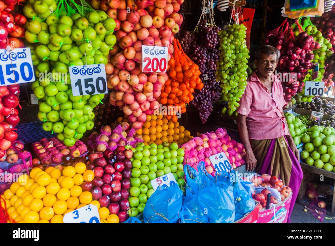 COLOMBO, SRI LANKA - 26. JULI 2016: Frutis zum Verkauf auf einem Markt in Colombo, Sri Lanka Stockfoto