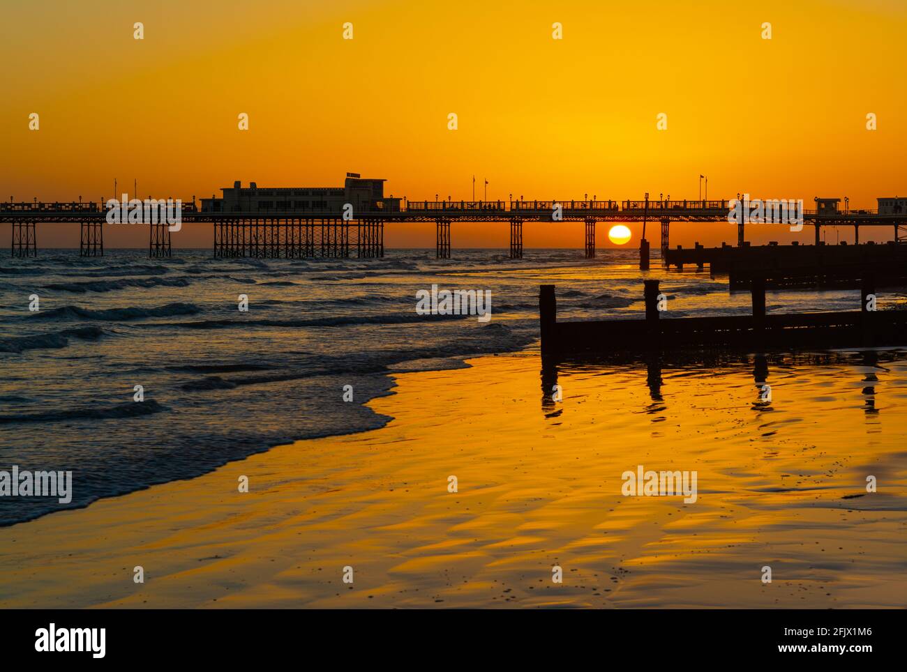 Sonnenuntergang über dem Meer am Worthing Pier in Worthing, West Sussex, England, UK. Stockfoto