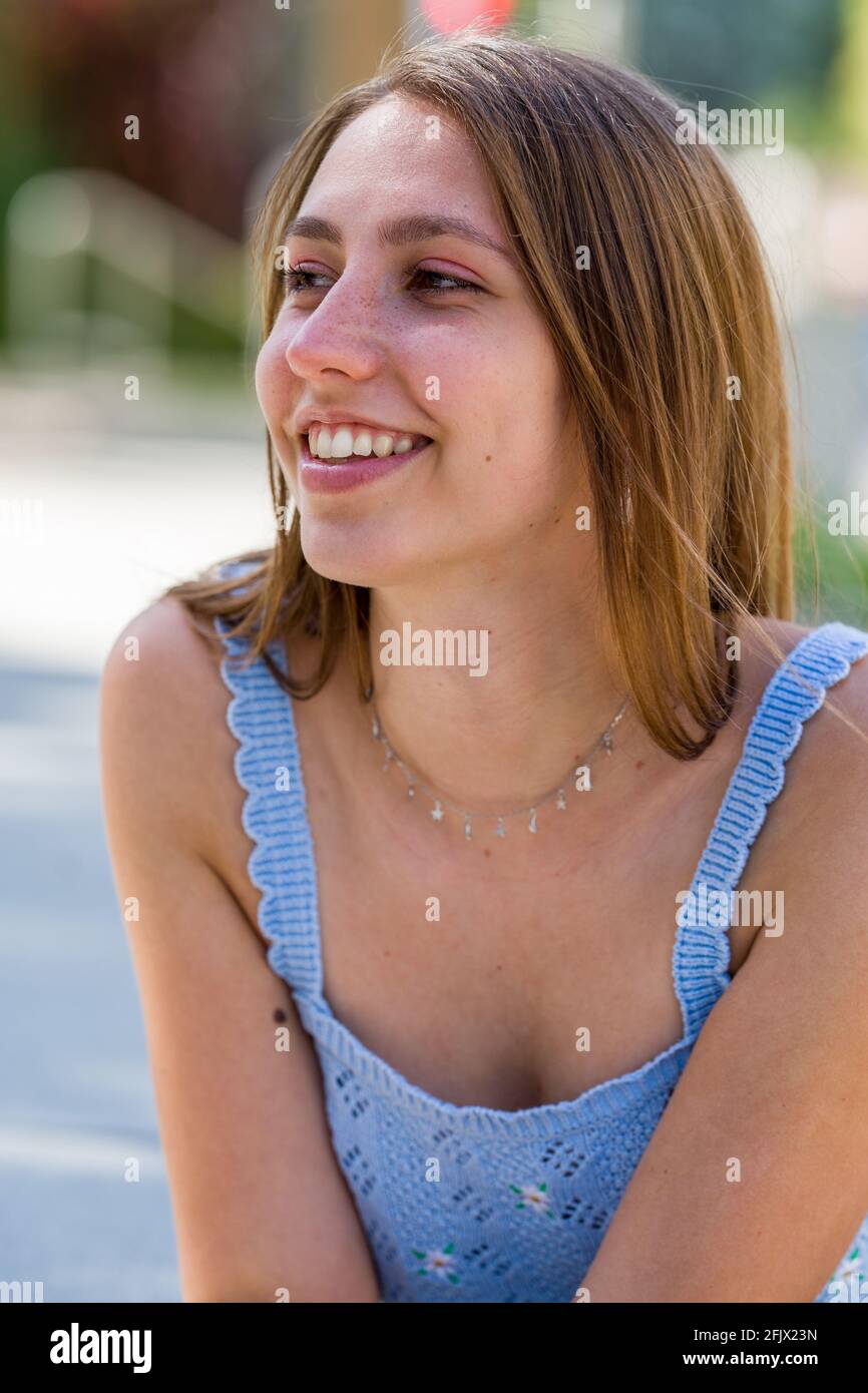 Nahaufnahme Porträts einer dunklen, blonden jungen Frau Stockfoto