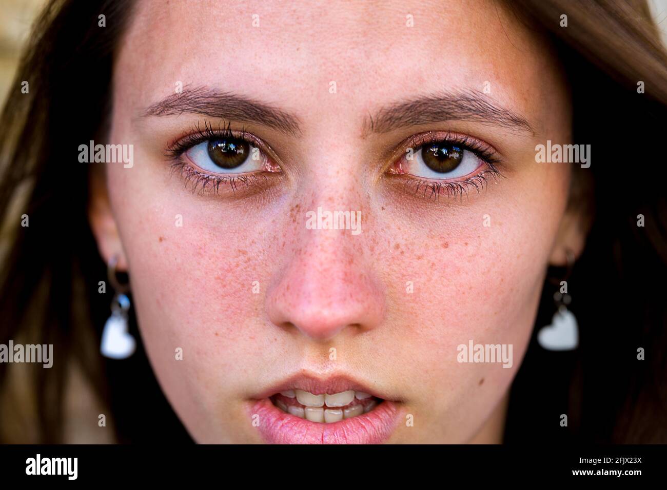 Nahaufnahme Porträts einer dunklen, blonden jungen Frau Stockfoto