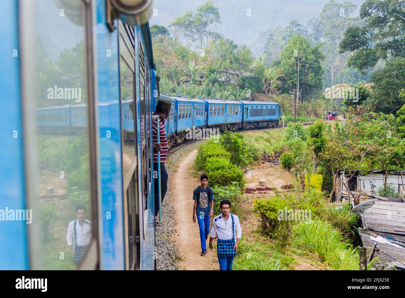 BANDARAWELA, SRI LANKA - 15. JULI 2016: Zugfahrten durch Berge in Sri Lanka Stockfoto