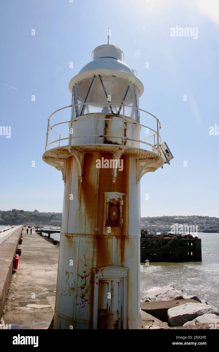 Rustikaler Leuchtturm am Brixham Breakwater, Devon Stockfoto