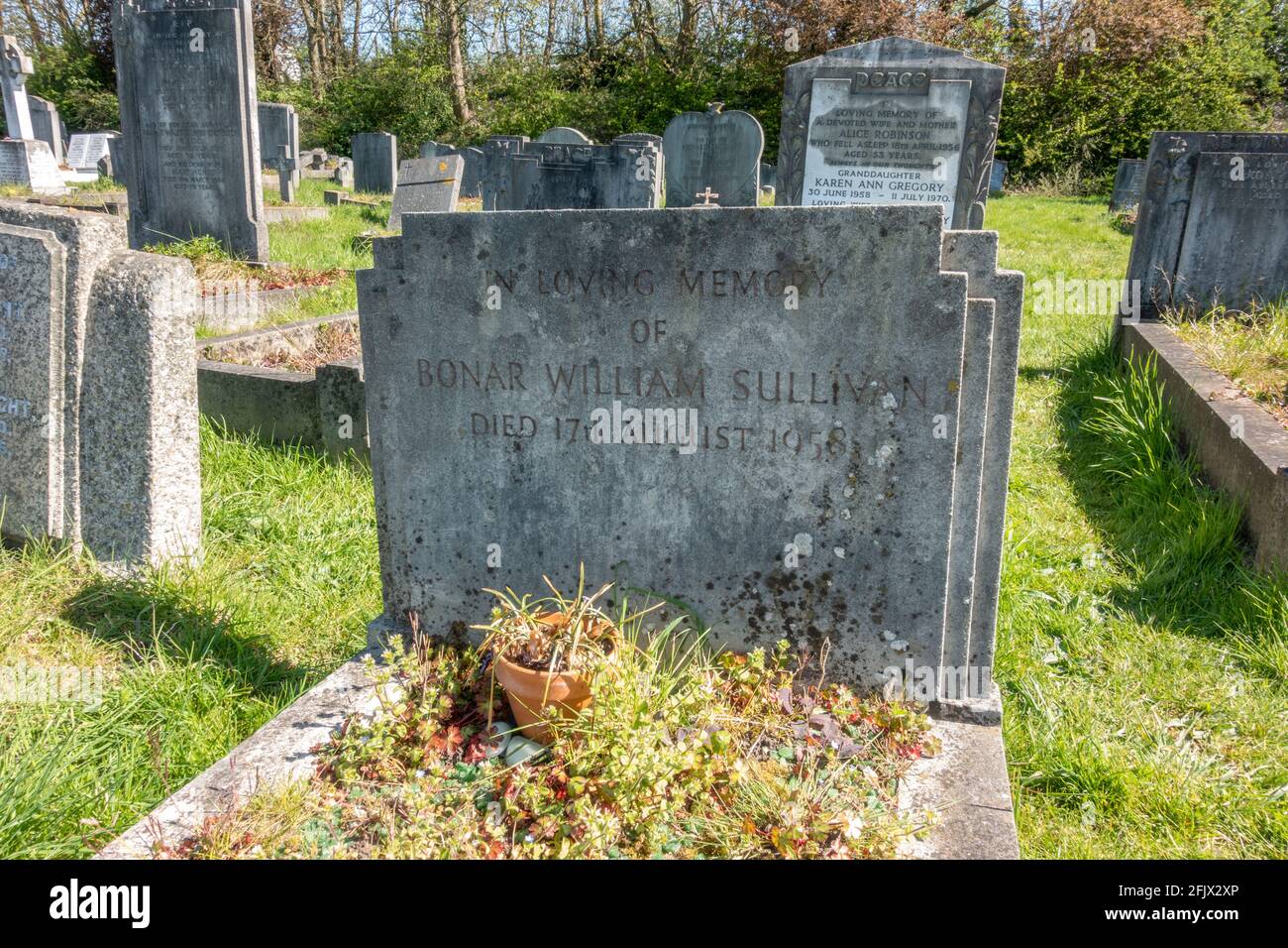 Das Grab des amerikanischen Schauspielers Bonar Colleano (Eine Straßenbahn namens Desire), verheiratet mit Susan Shaw, Chiswick Cemetery, Staveley Gardens, London, Stockfoto