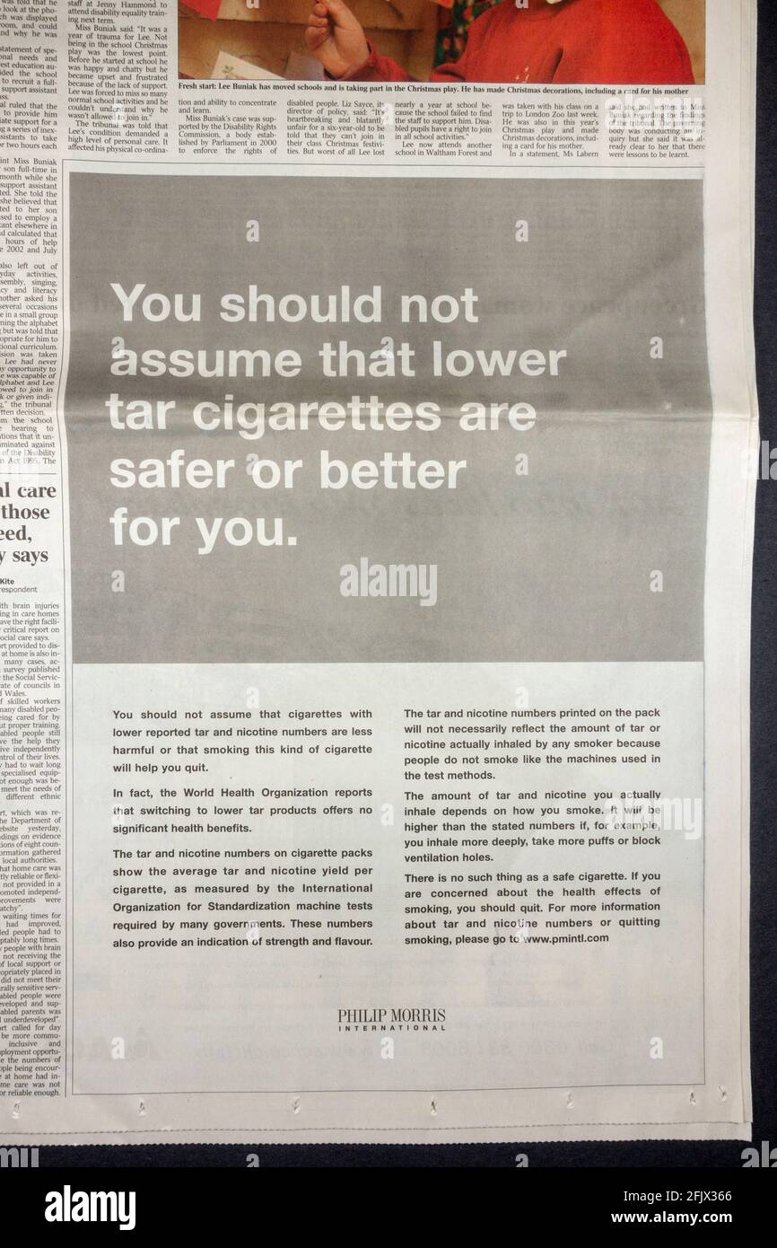 Zigaretten mit geringerem Teer sind keine sicherere Informationsanzeige von Philip Morris International in der britischen Times vom 15. Dezember 2003. Stockfoto