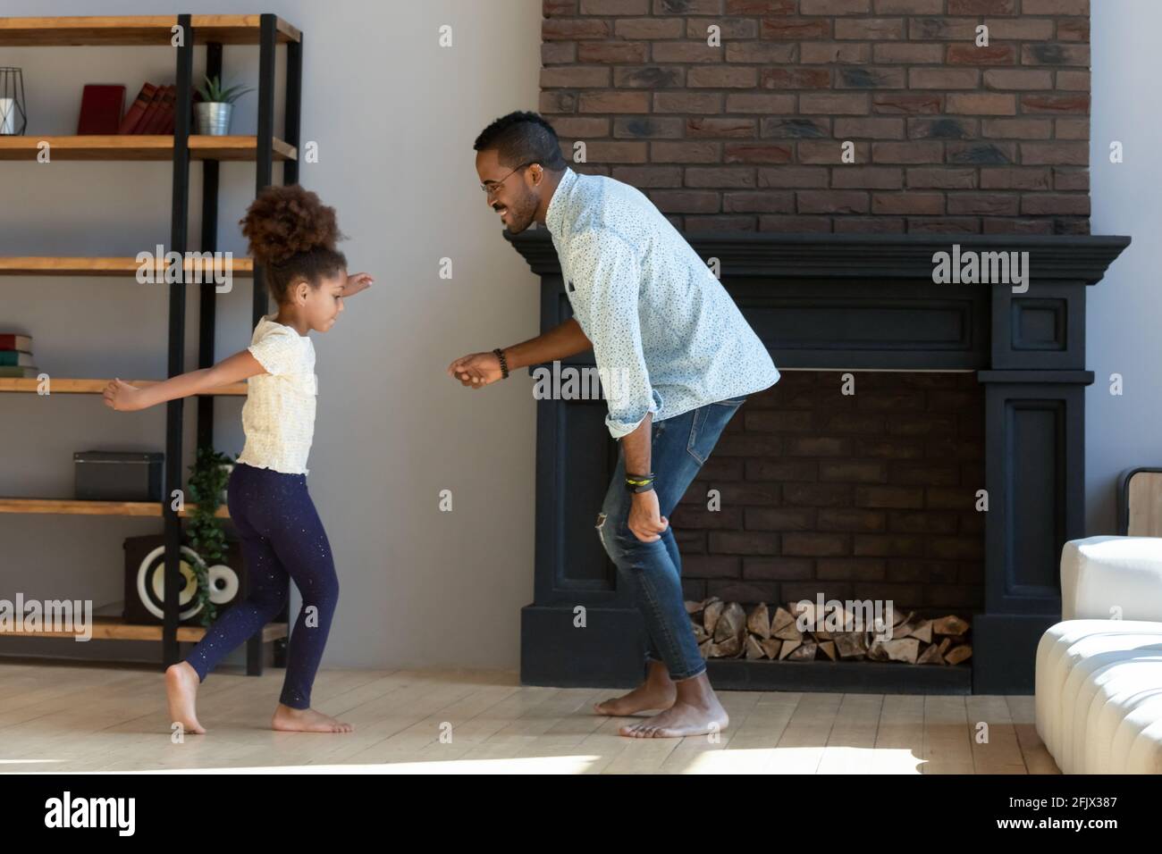 Glücklich afroamerikanischen Vater Lehre Tochter Mädchen zu tanzen Stockfoto