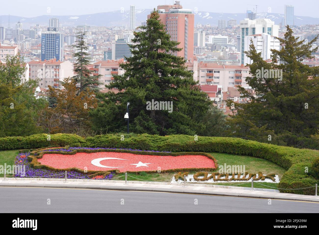 Motiv der türkischen Flagge auf der türkischen Karte im Garten von Anıtkabir (Atatürk-Mausoleum) - Ankara. Auch K. Atatürk Signature und Ankara City View Stockfoto