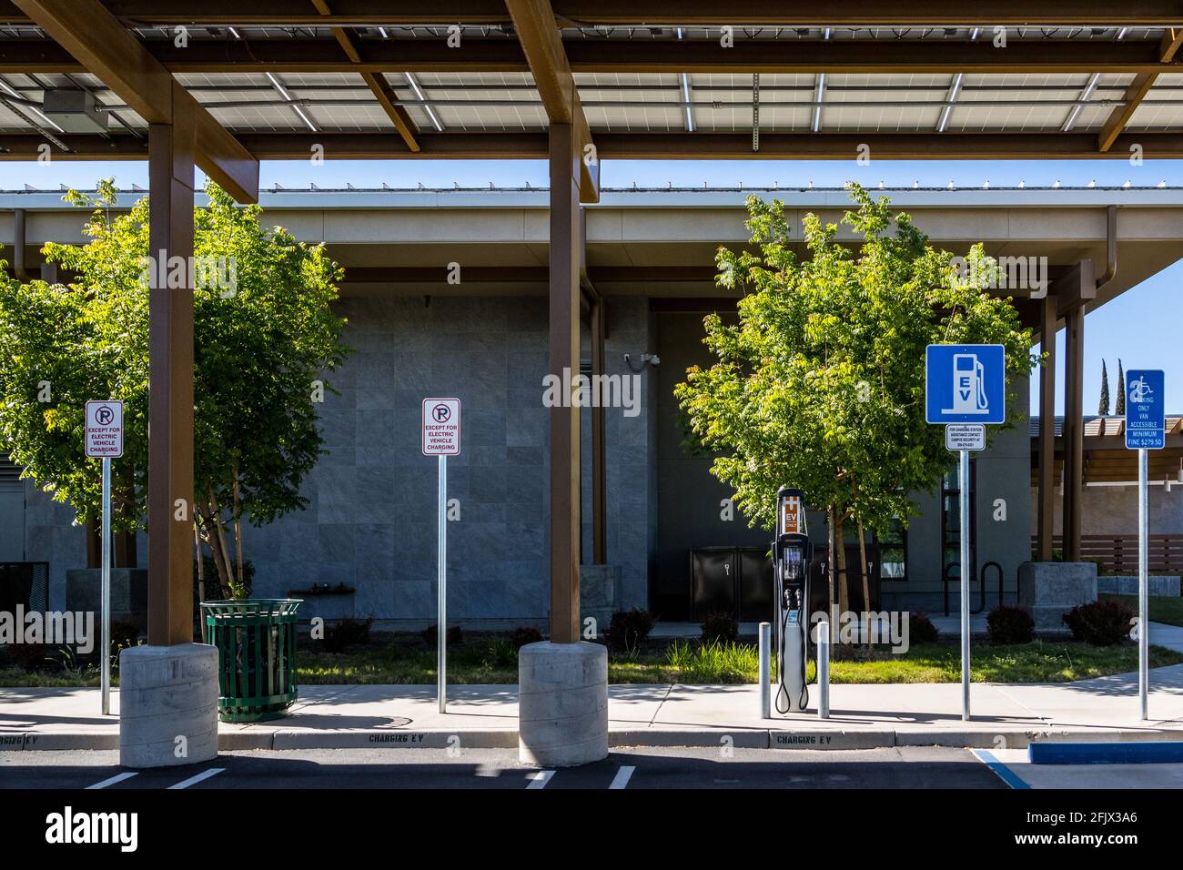 Eine Ladestation für Elektroautos von ChargePoint am Blue Gum ave am Modesto Community College in Modesto California USA Stockfoto