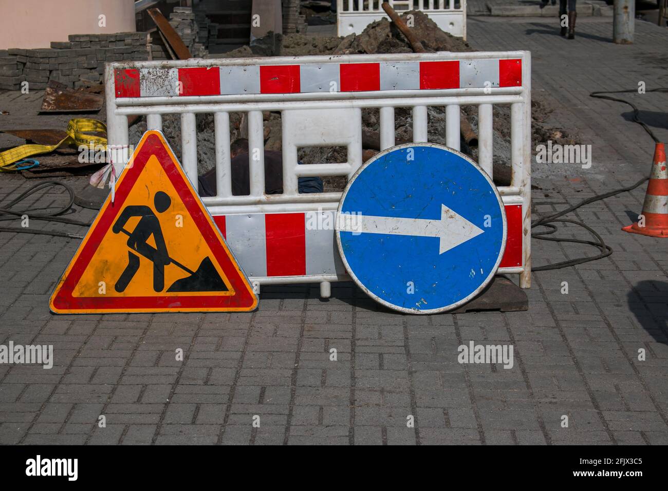 Straßenschilder auf der Straße. Schild mit Renovierungsarbeiten. Straßenreparatur. Umweg-Schild bei der Beseitigung des Unfalls. Stockfoto