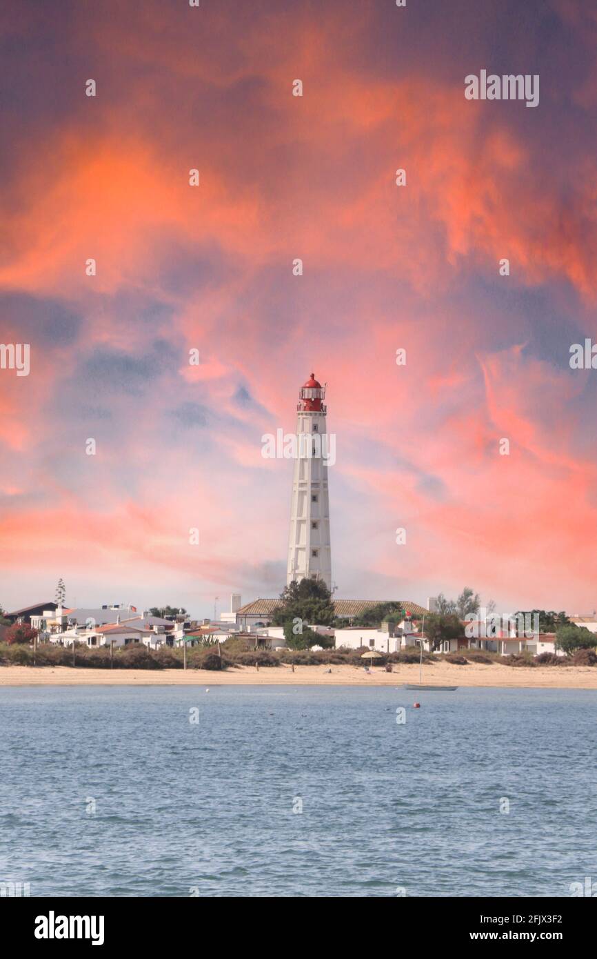 Wunderschöner Leuchtturm mit Blick auf das Meer bei Sonnenuntergang. Armona Island, Portugal Stockfoto