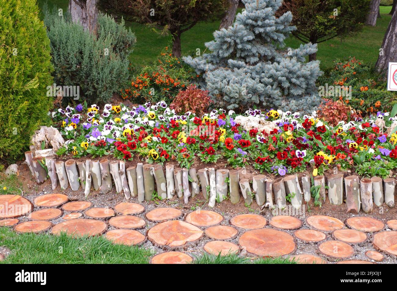 Blumen- und Baumgestaltung im Garten von Anıtkabir (Atatürk-Mausoleum) - Ankara Stockfoto
