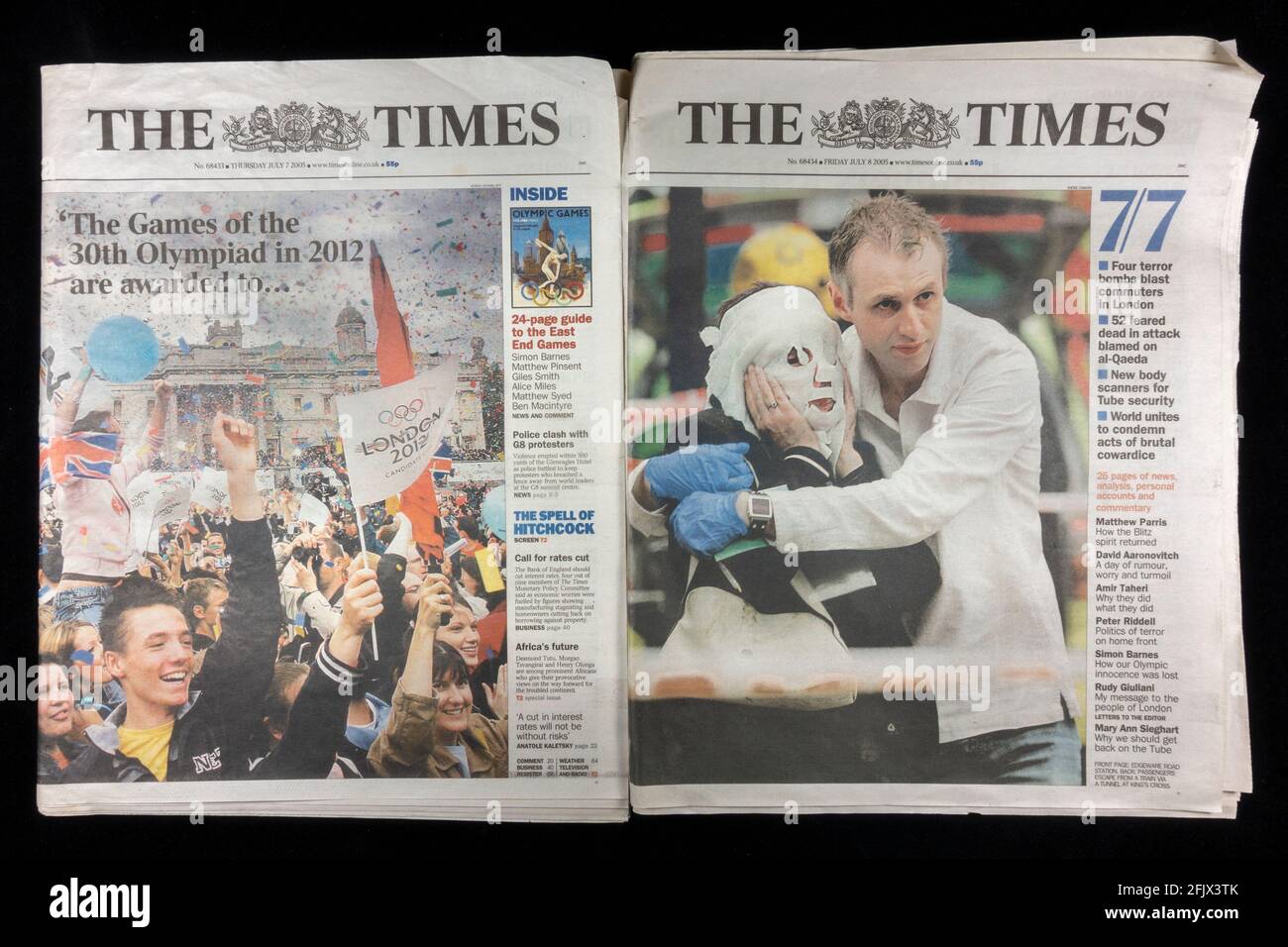 Die Titelseiten der Times-Zeitungen, die am 7. (Links) und 8. (Rechts) Juli 2005 vor und nach den Terroranschlägen veröffentlicht wurden. (SIEHE HINWEISE) Stockfoto