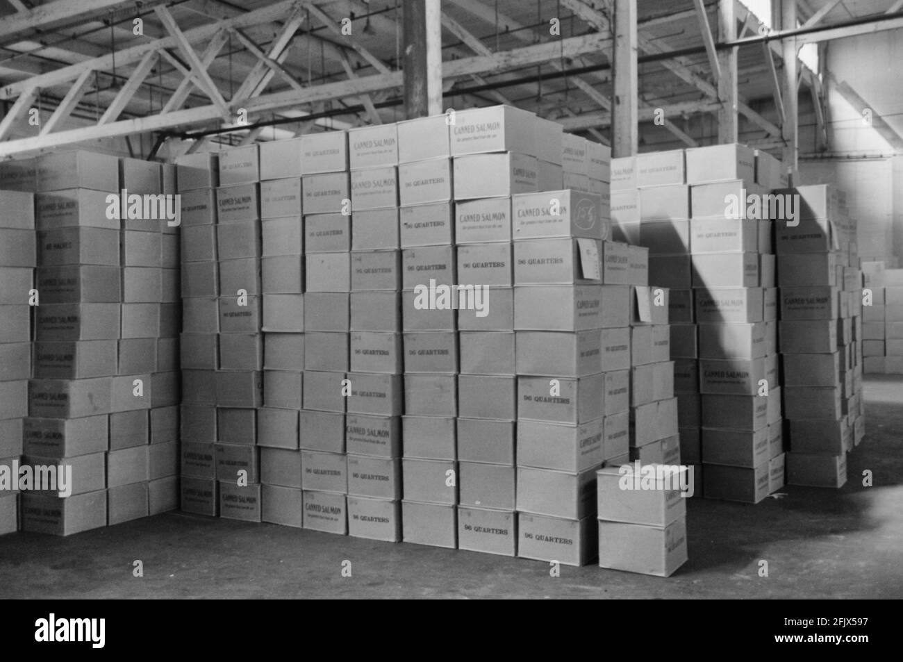 Fälle von Lachskonserven im Lagerhaus, Astoria, Oregon. September 1941 Stockfoto