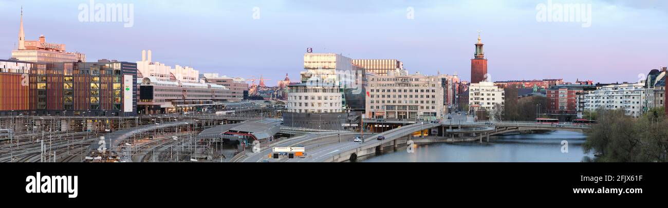 Panoramablick auf Norrmalm, Stockholm, von der Barnhusbron-Brücke während eines Frühlings-Sonnenuntergangs Stockfoto