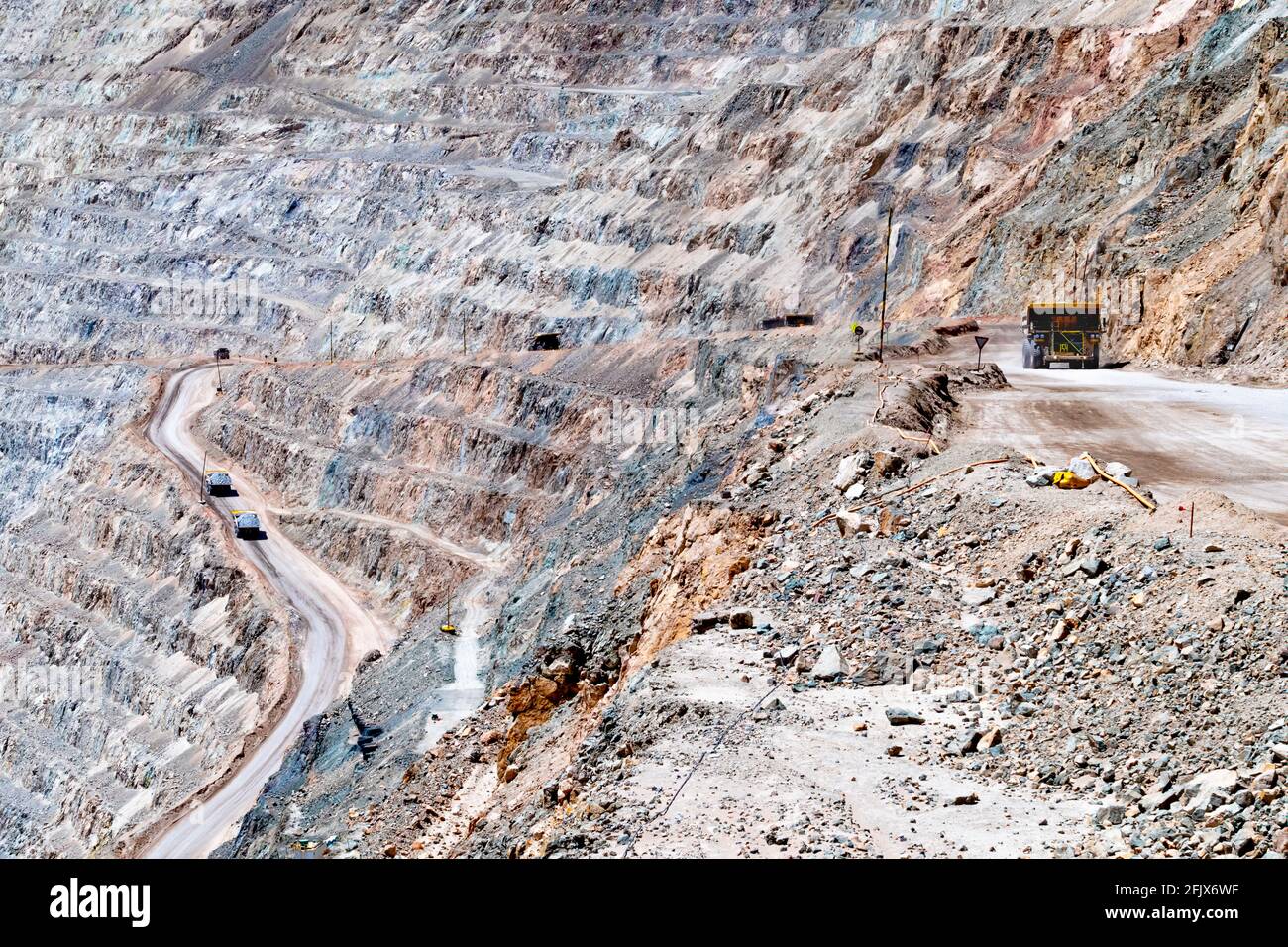 Große Transportfahrzeuge und Maschinen arbeiten in Chuquicamata, der größten Kupfermine der Welt, Calama, Chile Stockfoto