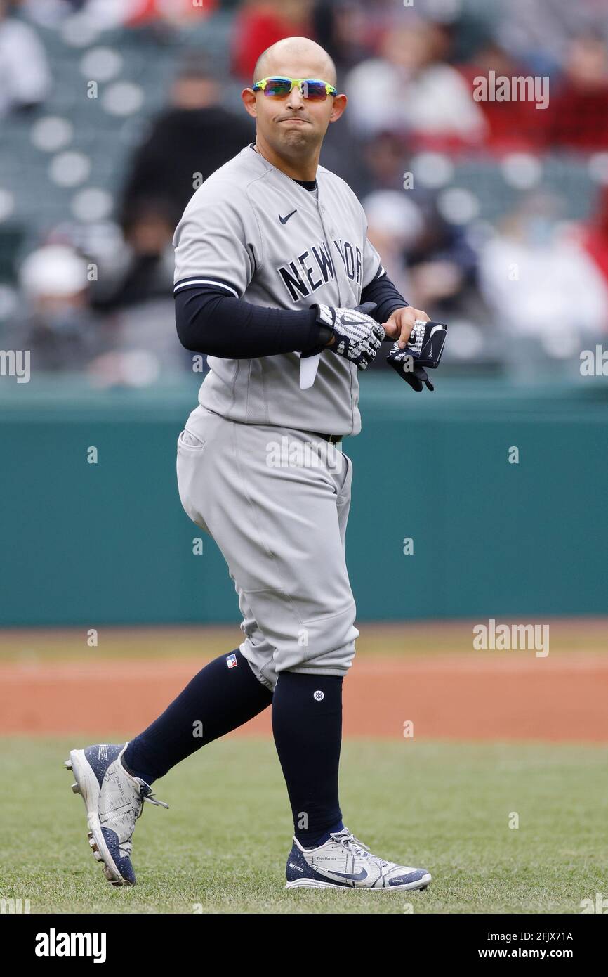 CLEVELAND, OH - 25. APRIL: Rougned Odor (18) der New Yorker Yankees sieht sich während eines Spiels gegen die Cleveland Indianer im Progressive Field am April an Stockfoto