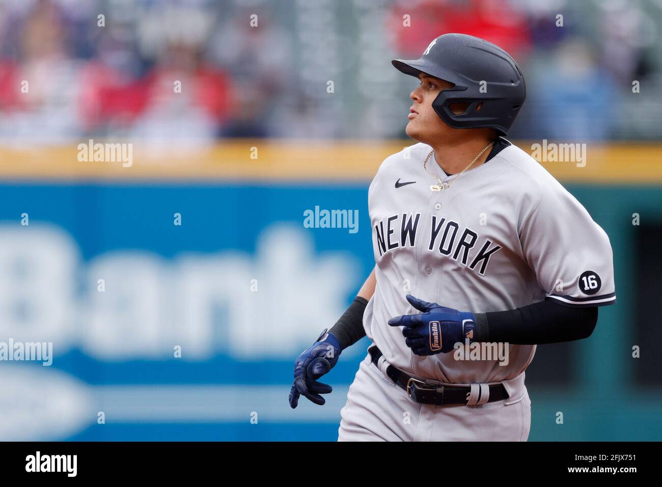 CLEVELAND, OH - 25. APRIL: Gio Urshela (29) von den New York Yankees sieht sich die Wiedergabe auf der Anzeigetafel an, nachdem er im vierten Jahr einen zweiläufigen Heimlauf erreicht hat Stockfoto