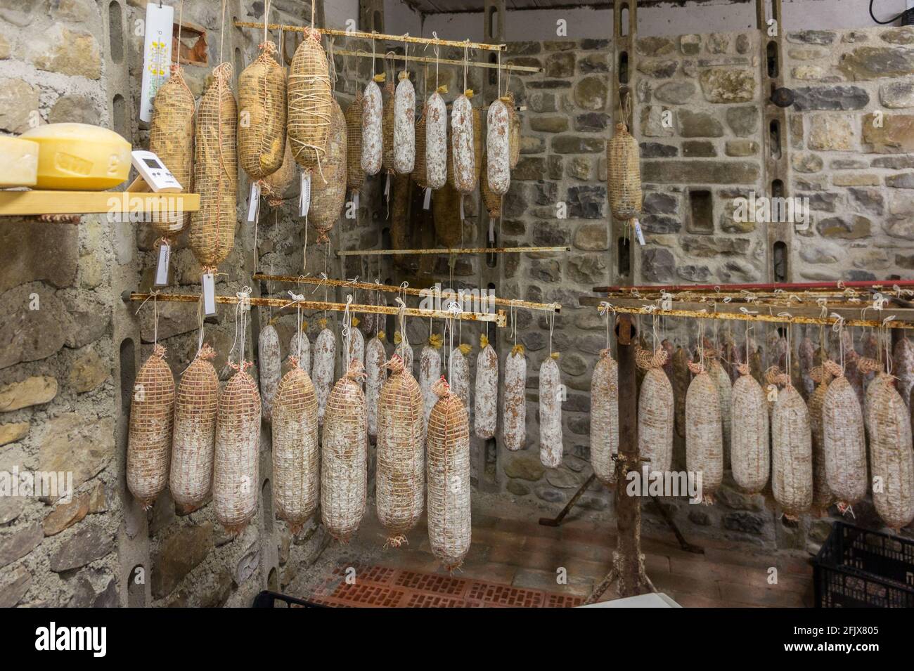 Würze und Lagerraum für Salami und andere Arten von Geräuchertes Fleisch Stockfoto