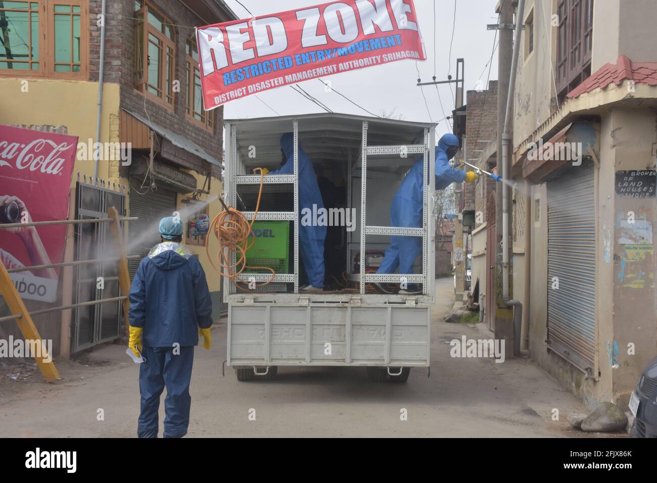 Srinagar, Jammu und kaschmir Indien 07. August 2020. Begasung von Straßen und Häusern durch Kit tragen Männer Krieger Sanitisierung und auch Teile von srinagar c Stockfoto
