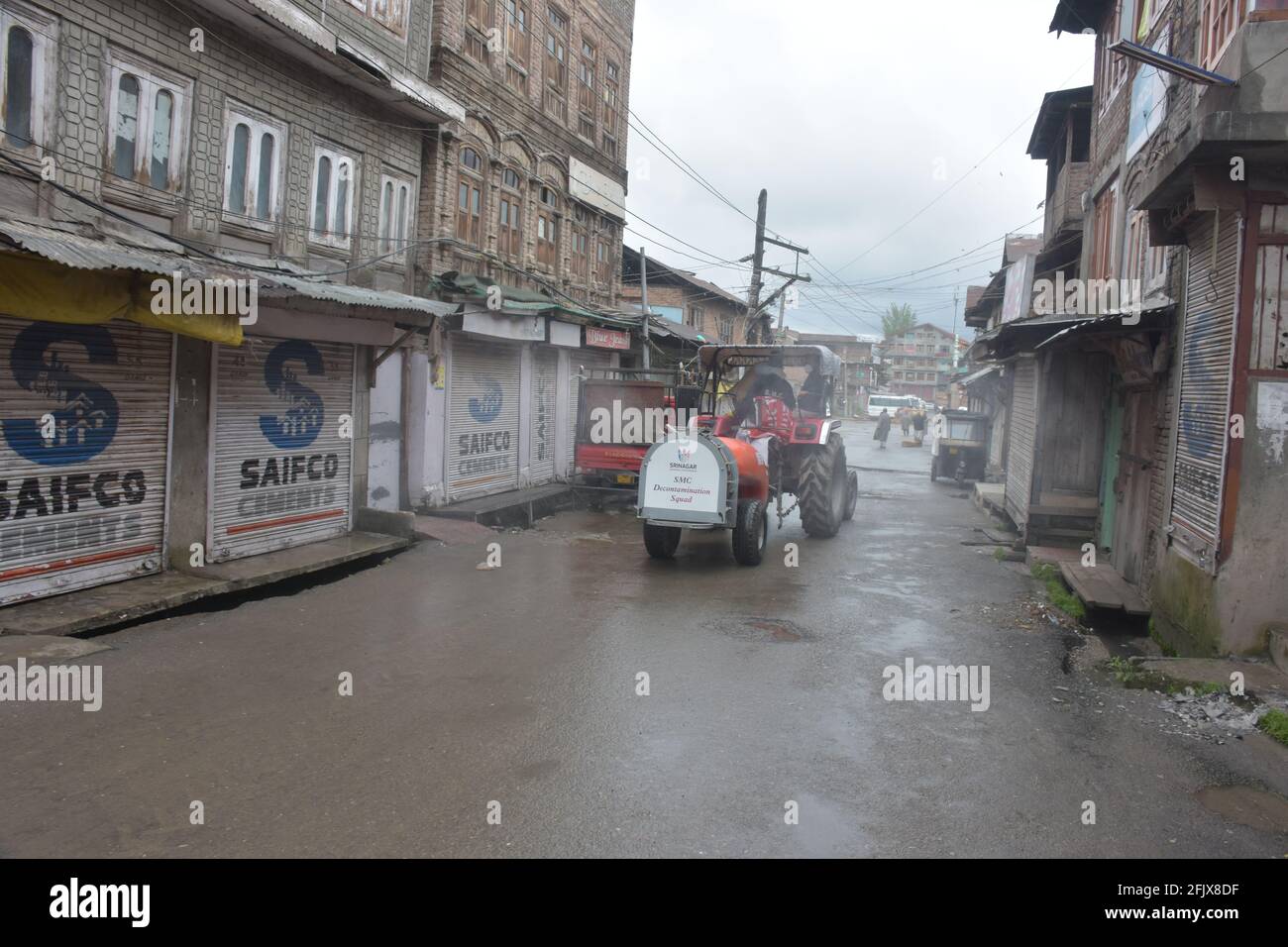 Srinagar, Jammu und kaschmir Indien 07. August 2020. Begasung von Straßen und Häusern durch Kit tragen Männer Krieger Sanitisierung und auch Teile von srinagar c Stockfoto