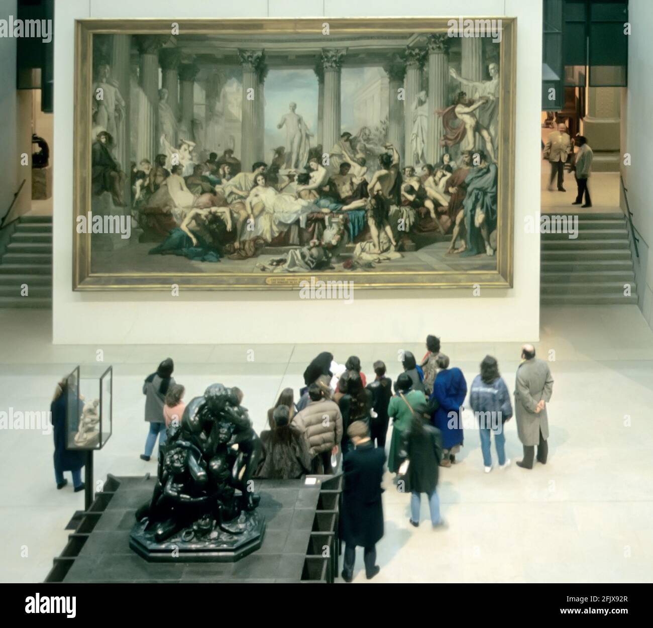 Leute, die Thomas Couture's Les romains de la Decadence (Römer während der Dekadenz) sehen, Musee d'Orsay, Paris, Frankreich Stockfoto