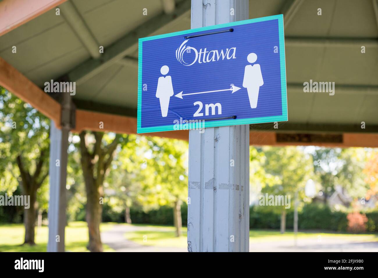 Ottawa, Kanada - 3. September 2020: 2-Meter-Schild für soziale Distanz im Park in Ottawa Stockfoto