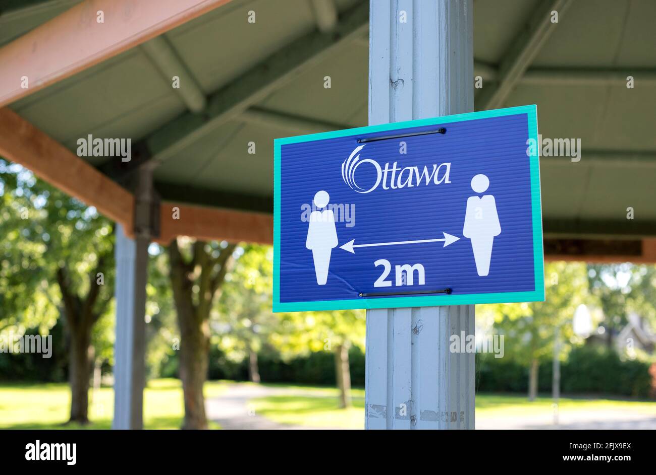 Ottawa, Kanada - 3. September 2020: 2-Meter-Schild für soziale Distanz im Park in Ottawa Stockfoto