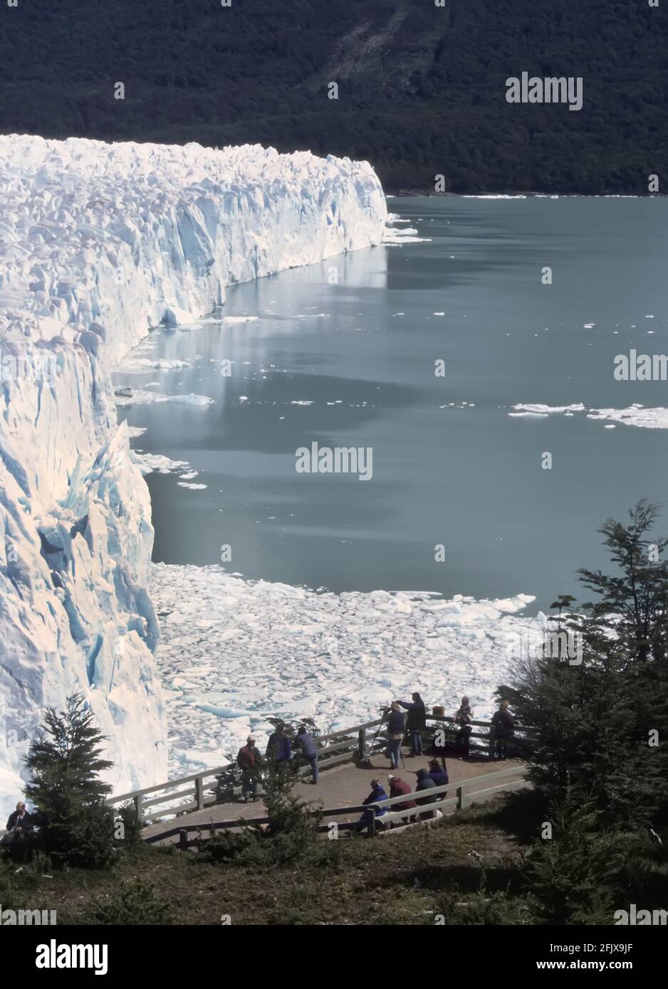 Die Menschen sehen den Perito Moreno Gletscher, Santa Cruz, Patagonien, Argentinien Stockfoto