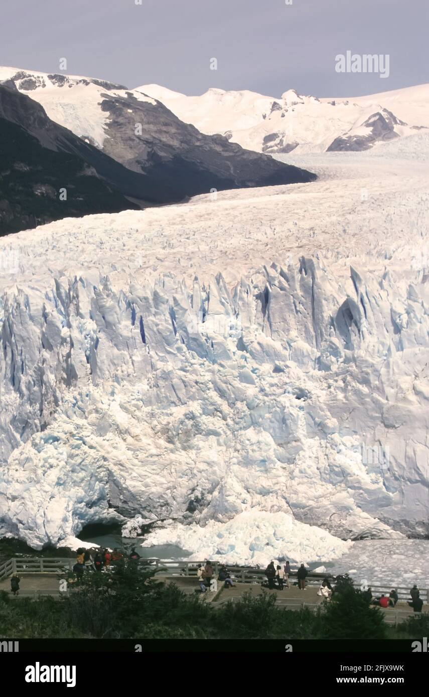 Die Menschen sehen den Perito Moreno Gletscher, Santa Cruz, Patagonien, Argentinien Stockfoto