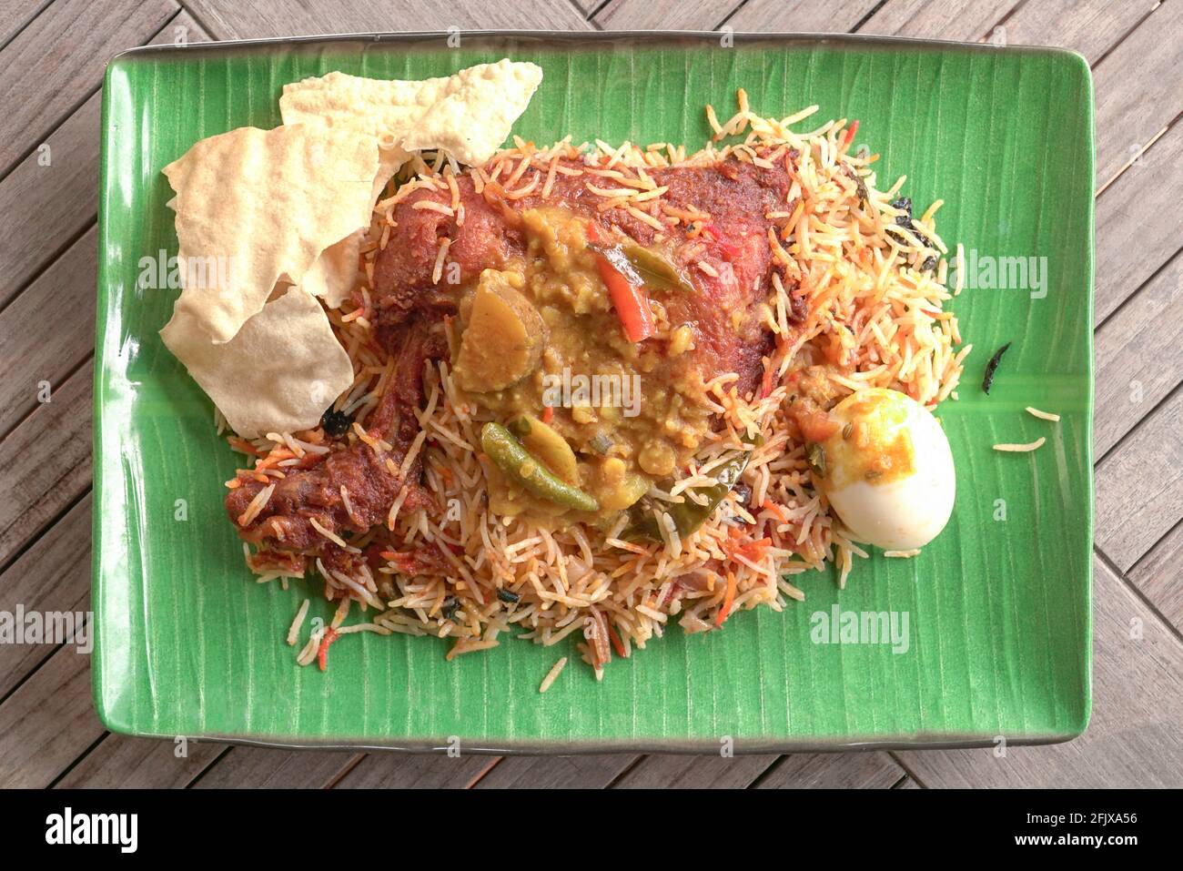 Briyani-Reis mit Hühnchen. Indische Küche. Draufsicht. Stockfoto
