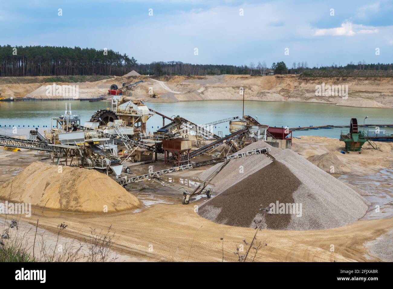 Ansicht der Produktionsanlage in der Sandmine. An einem sonnigen Tag hergestellt. Stockfoto