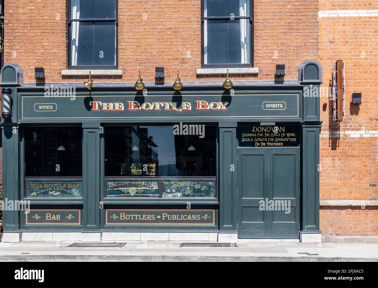 The Bottle Boy Pub am North Wall Quay in Dublin, Irland. Es ist Teil des  Mayson Hotelkomplexes. Hier wird seit 1860 ein Pub gehandelt  Stockfotografie - Alamy
