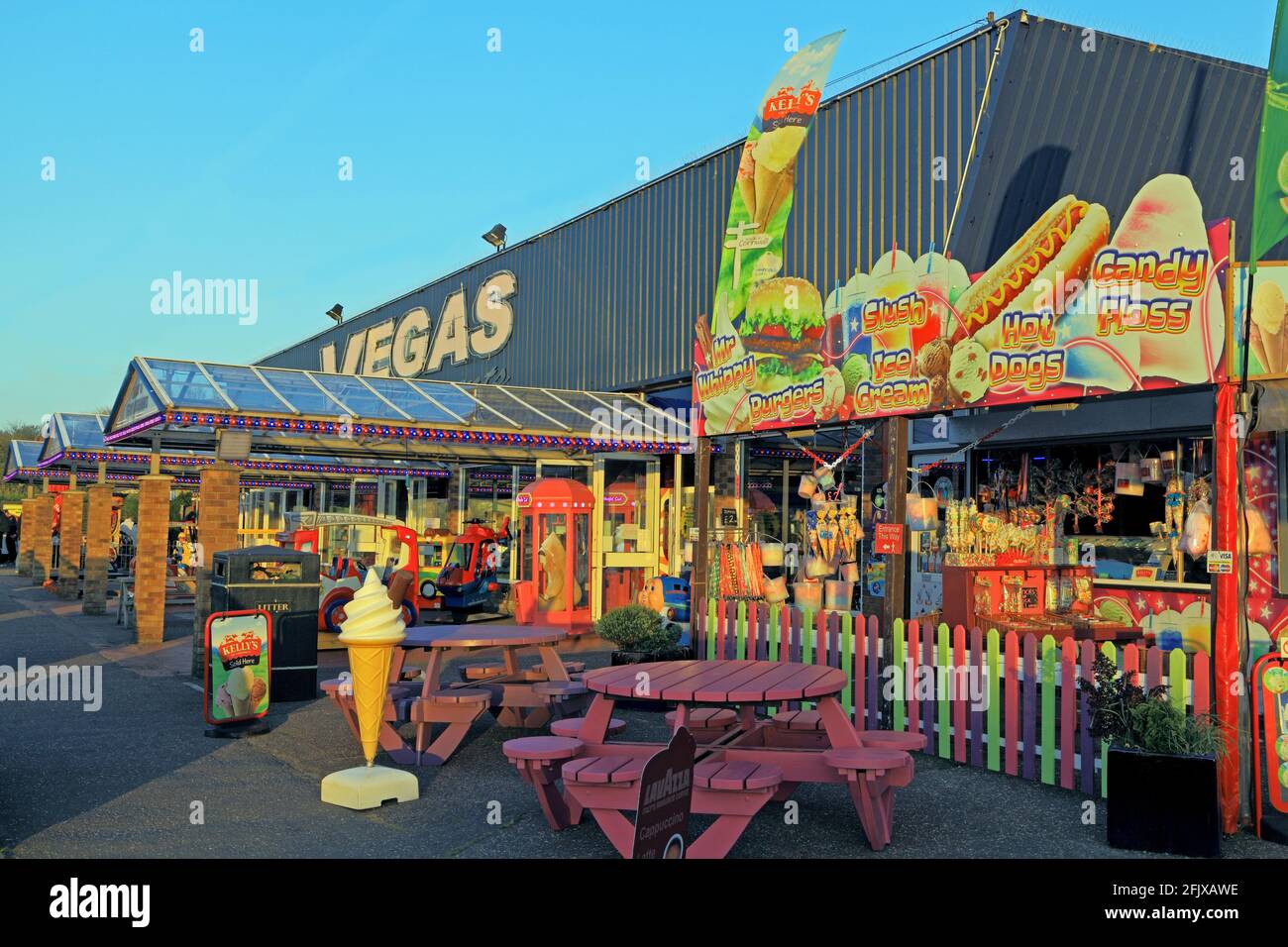 Vegas, Hunstanton, South Beach, am Meer, Spielhalle, Süßigkeiten, Eis, Burger, Zuckerwatte, Norfolk, England Stockfoto